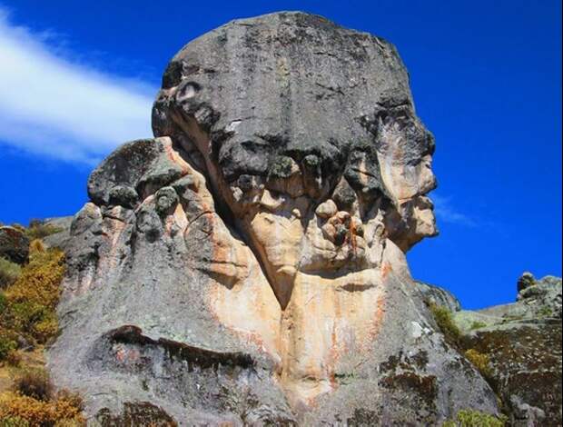 Похоже на голову египетского Сфинкса. Источник https://travelask.ru/blog/posts/21586-markauasi-chto-eto-ostatki-drevney-tsivilizatsii-ili-neobych