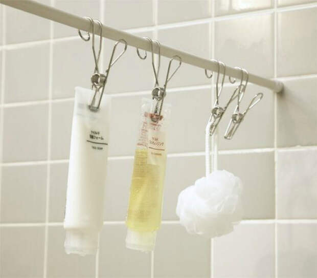 Шампуни, гели для душа и мочалки можно повесить на карниз для шторки в ванной.