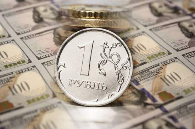 Экономист: Рубль все меньше зависит от доллара