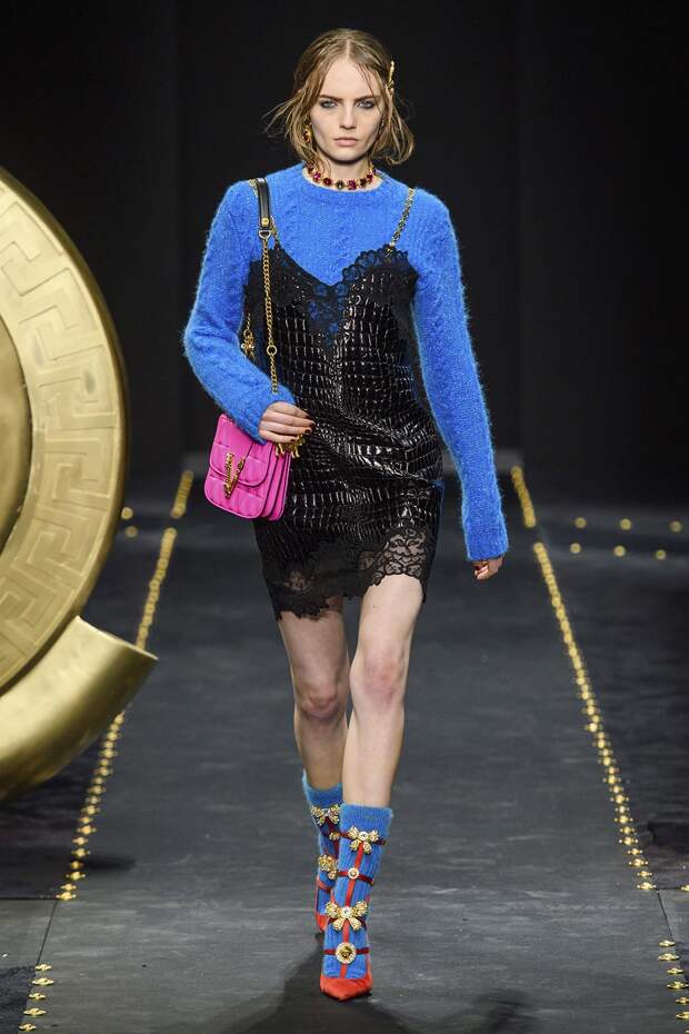 Пушистые голубые носки и алые туфли. Versace Fall-2019