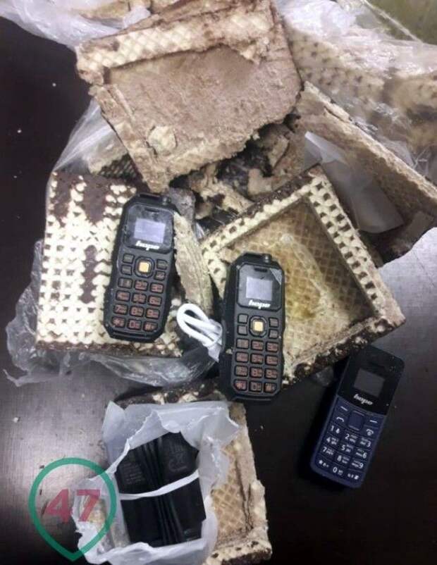 В тюрьму принесли вафли с начинкой из мобилок В тюрьму принесли вафли с начинкой из мобилок