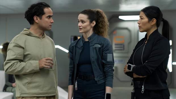 Reece Ritchie as Ian, Christie Burke as Lt. Sharon Garnet, Diana Bermudez as Kimi