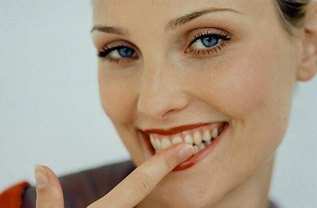 Зубную щетку можно заменить обычным пальцем. / Фото: pinterest.ru