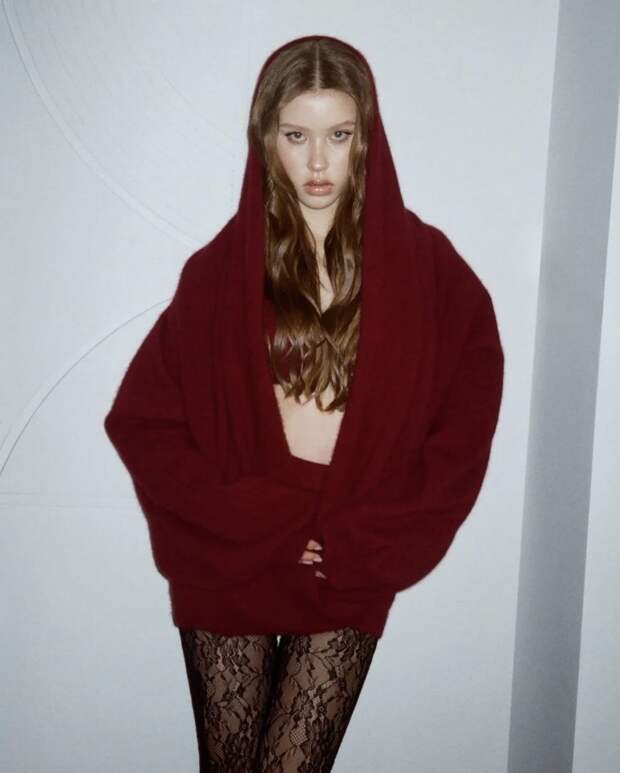 16-летняя Анна Пересильд снялась в коротком топе и кружевных колготках: фото