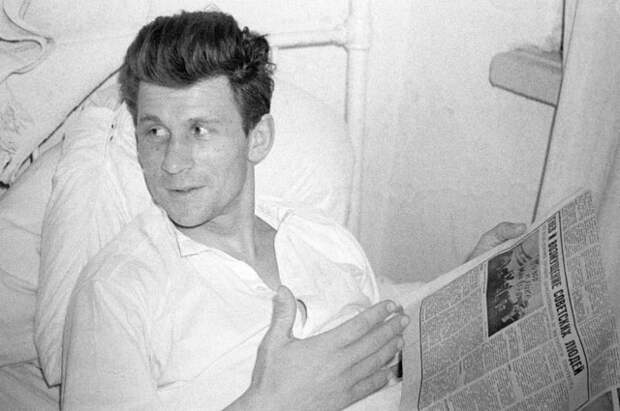 Старший лейтенант Виталий Бубенин, получивший ранения в бою во время провокации на советско-китайской границе на острове Даманском на реке Уссури 2 марта 1969 года, проходит лечение в госпитале.