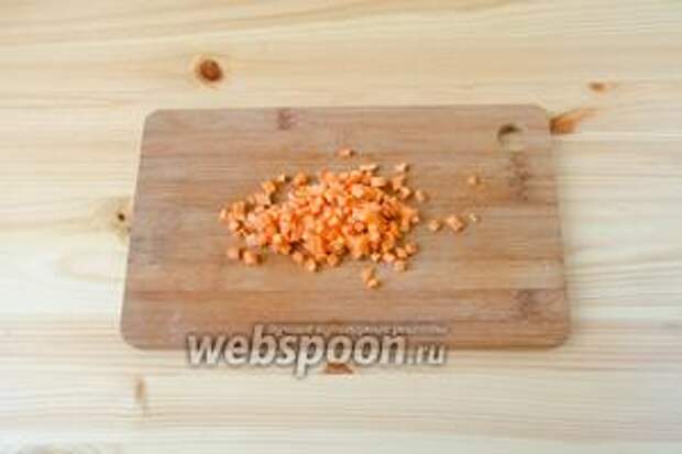 Морковь режем маленькими кубиками.