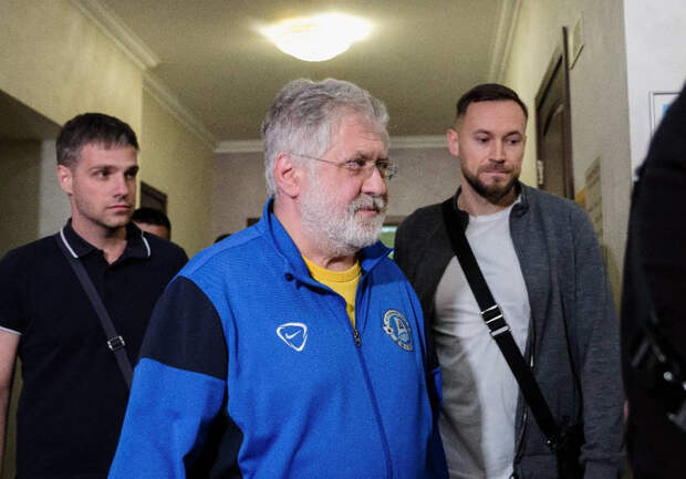 Украинский бизнесмен Игорь Коломойский (в центре) перед заседанием в Шевченковском районном суде. Фото © ТАСС / ЕРА / STR