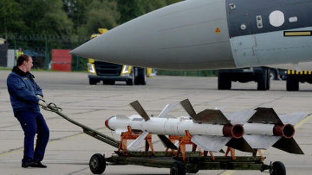 Авиационный специалист во время подготовки самолета Су-35С. Архивное фото