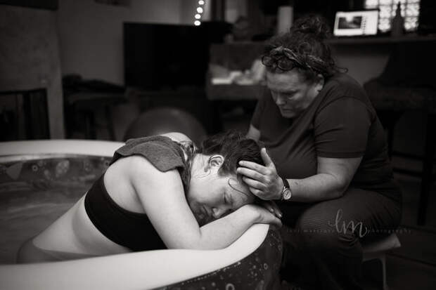 20 очень эмоциональных фотографий матерей, помогающих дочерям рожать