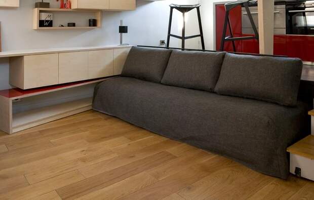 Импровизированный диван прячется под подиум