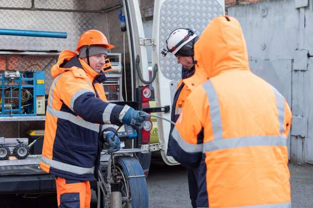Специалисты «Водоканала» ликвидировали вытекание воды на Приморском проспекте