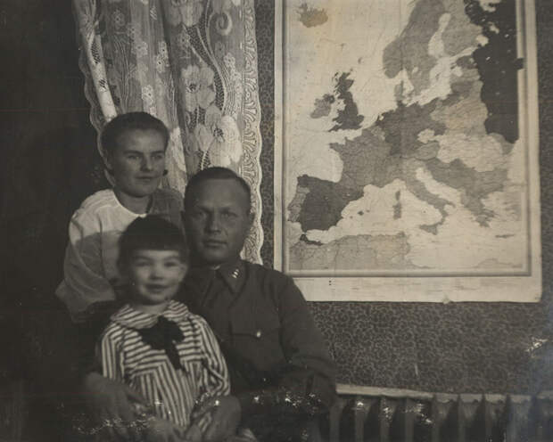 Генерал В.А. Глазков в кругу семьи (источник фото: https://clck.ru/32KGDP)