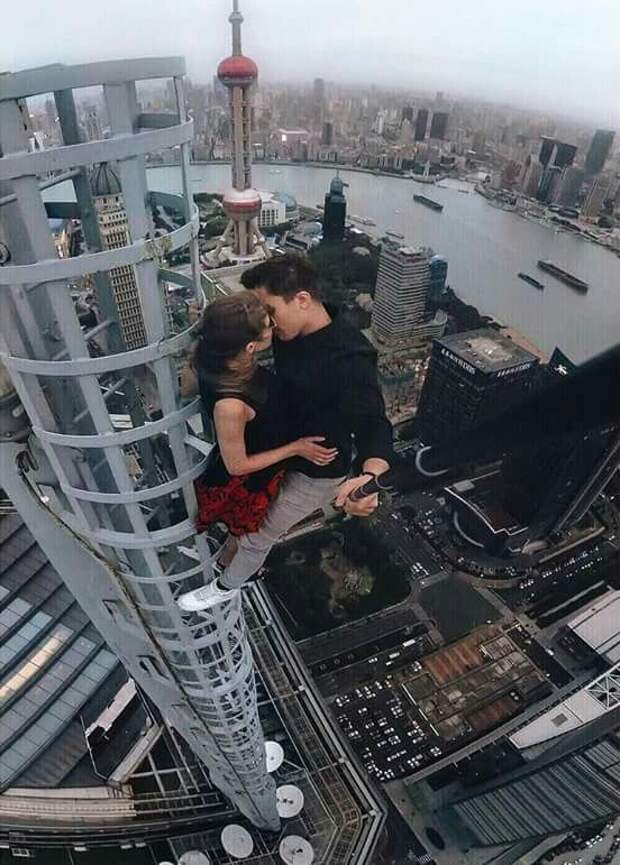 пара целуется наверху небоскреба
