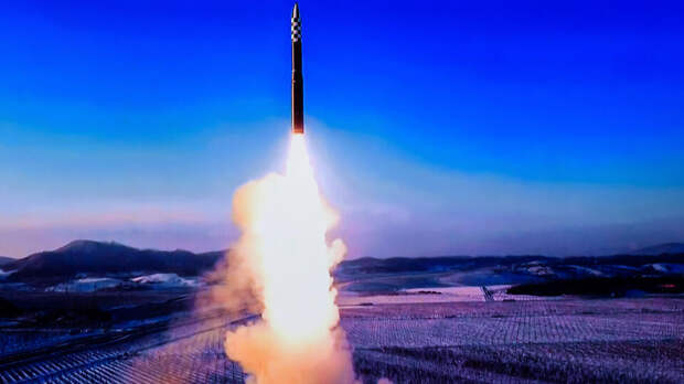 КНДР провела испытательные пуски ракет с эсминца