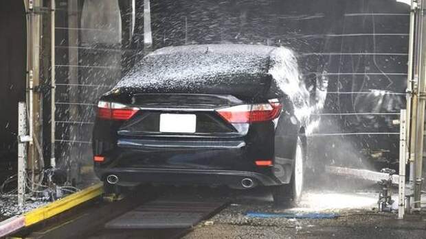 Российским автолюбителям объяснили, как правильно мыть машину
