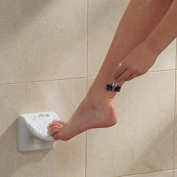 5. Керамическая подставка для ног упростит такую необходимую косметическую процедуру, как бритье. ванна, душ, товары