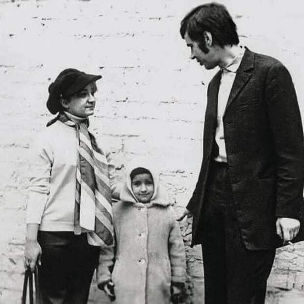 Георгий Бурков с женой и дочкой