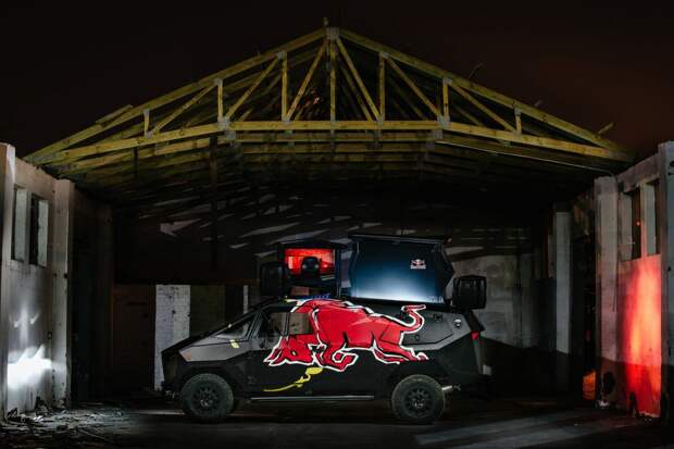 Грозный броневик на базе Land Rove от компании Red Bull Red Bull.  Land Rover, defender, броневик