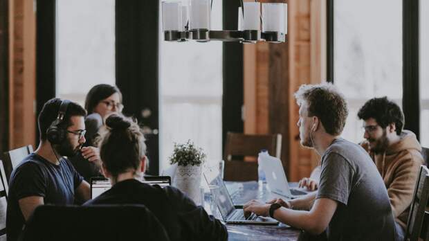 Нейтралитет по острым вопросам вредит репутации, выяснили психологи