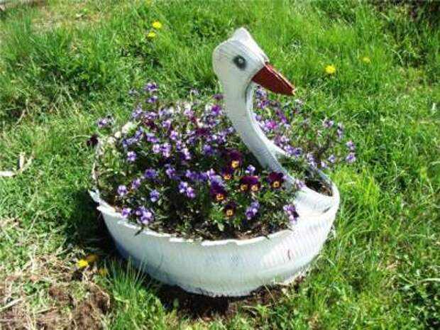 В белую клумбу-лебедь можно посадить цветы любой расцветки