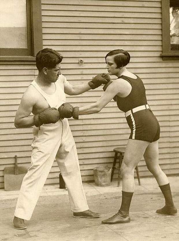 2. Луиза Адлер - чемпионка в легком весе - готовится отстаивать титул, 1926 год бокс, женщины боксируют, женщины в спорте, интересно, история, спортсменки, фото