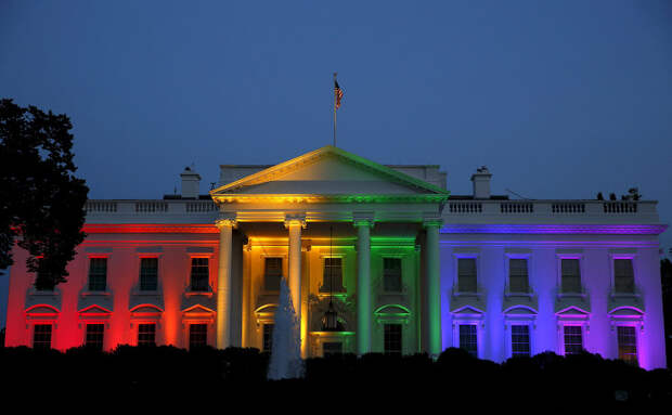 Радостный Белый дом после исторического решения Верховного суда о легализации однополых браков