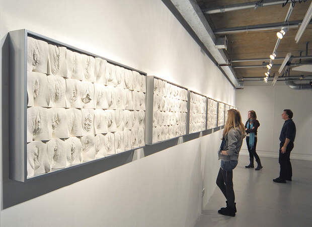 Британский художник выставляет панно из слепков женских гениталий  искусство, люди, маразм