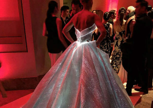 Светящееся платье будущего актрисы Клэр Дейнс