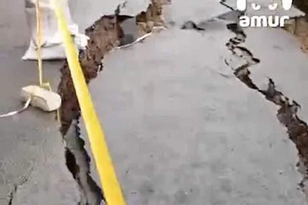 В российском городе подпорная стена с детской площадкой рухнула на дорогу