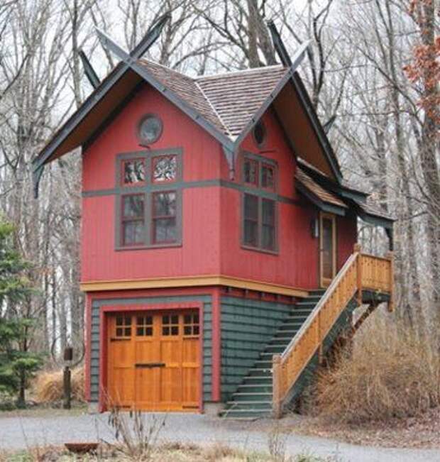 Маленький дачный домик с гаражом