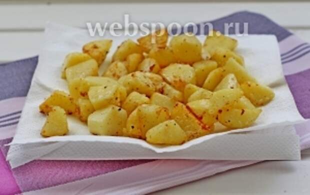 Выложить картофель на бумажное полотенце для удаления лишнего масла.