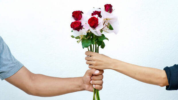 Зачем мошенники дарят цветы без повода россиянам — шокирующая схема обмана