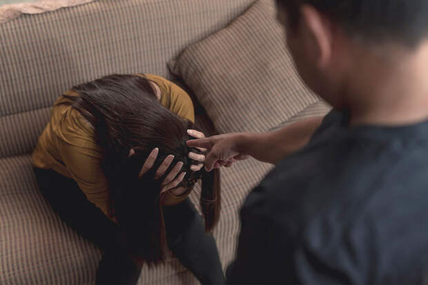 На Алтае мужчина, сломавший жене восемь ребер, отделался ограничением свободы