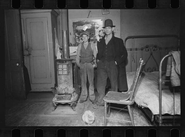 1. Гостинная и кровать. Гамильтон каунти, штат Огайо. Декабрь 1935 года. америка, великая депрессия, кризис
