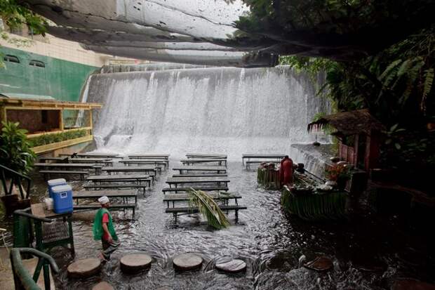 Villa Escudero – ресторан у подножия водопада