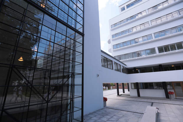 Дом Наркомфина, построенный по проекту архитекторов Моисея Гинзбурга, Игнатия Милиниса и инженера Сергея Прохорова