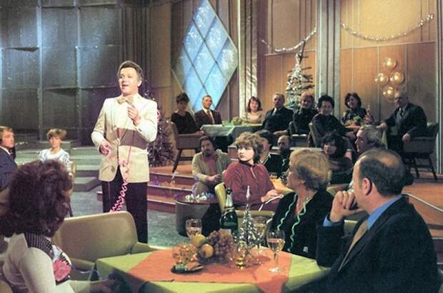 Выступление Иосифа Кобзона на новогодней телепередаче «Голубой огонек», 1980 год.