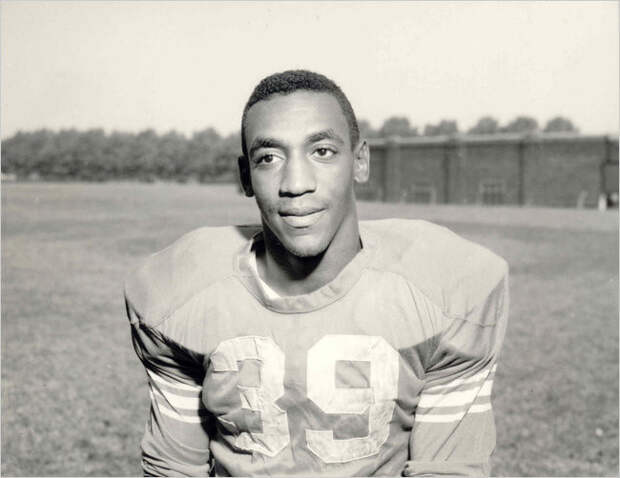 21. Билл Косби, в то время защитник сборной колледжа Temple Owls, 1961 21. Билл Косби, в то время защитник сборной колледжа Temple Owls, 1961 знаменитости, редкие, фотографии