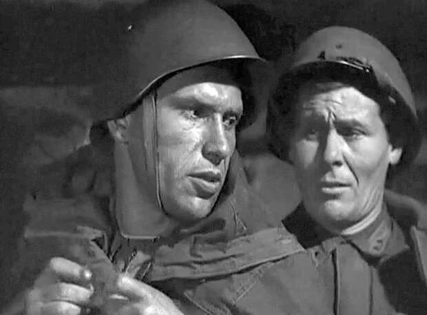 кадр из фильма «Два бойца», 1943 год Марк Бернес (слева) и Лаврентий Масоха