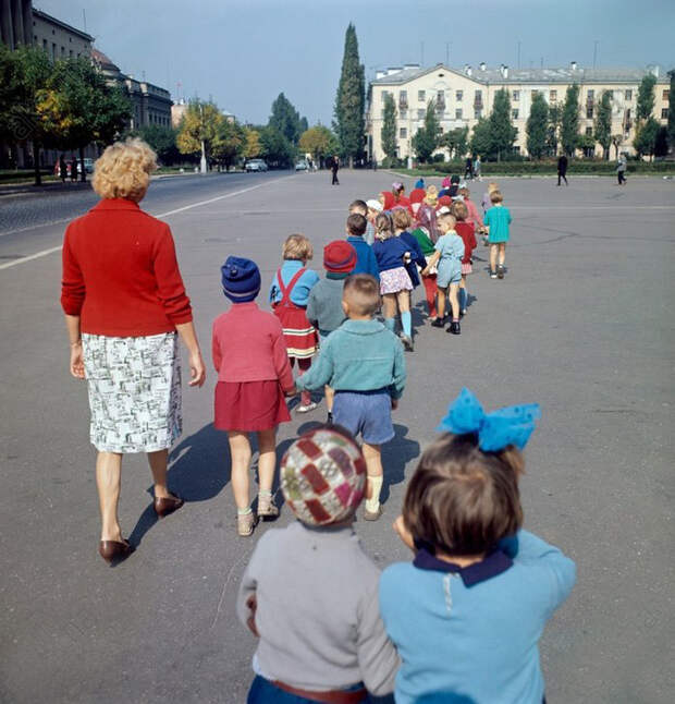 Детский сад на прогулке, Белорусская ССР, 1966 год^ СССР в фото, подборка