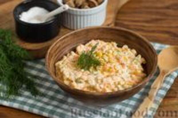Фото к рецепту: Салат с морковью, кукурузой и укропом