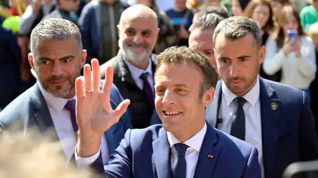 Президент страны Эммануэль Макрон побеждает на выборах