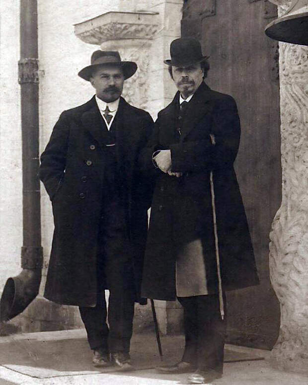 Михаил Нестеров и Алексей Щукин у Марфо-Мариинской обители Михаил Нестеров и Алексей Щукин у Марфо-Мариинской обители