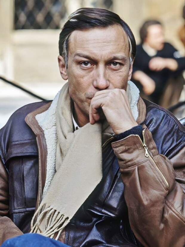 Хвалить политиков за то, что они построили новую больницу, автостраду или