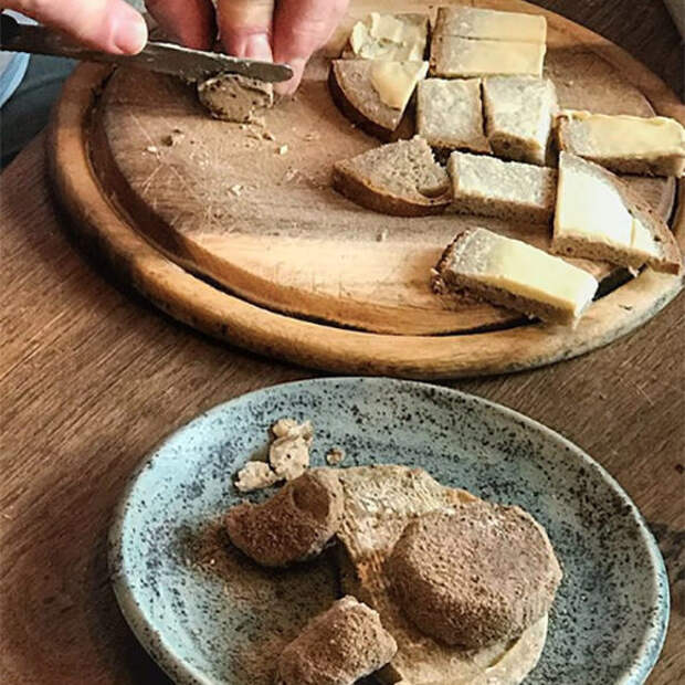 Eating Milbenkäse.
