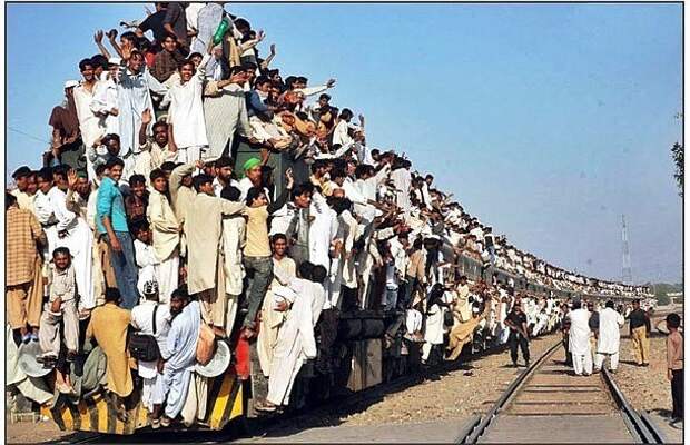 Crowded-Train-in-Pakistan