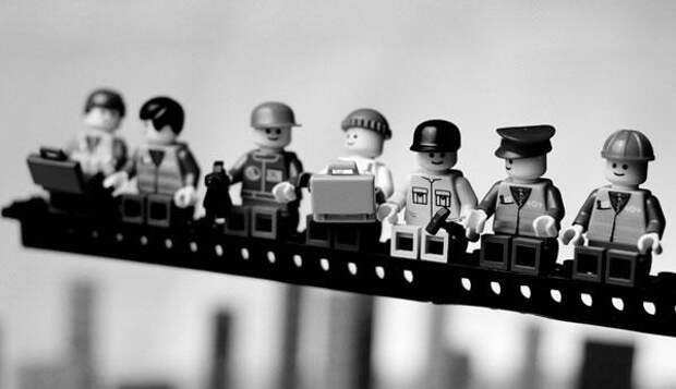 Репродукции из Lego - обед на небоскрёбе