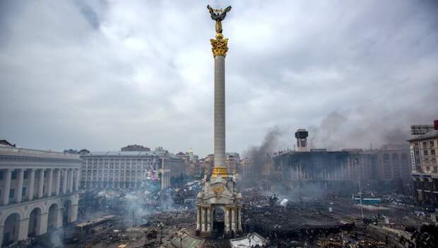 Дым от пожаров и сторонники оппозиции на площади Независимости в Киеве. Архивное фото