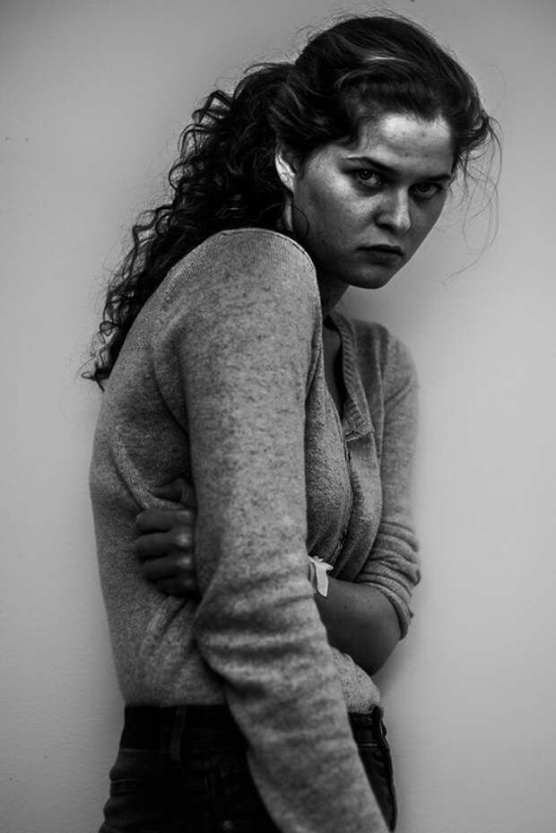 Автопортреты из психбольницы: шокирующие фото девушки, выжившей после попытки суицида