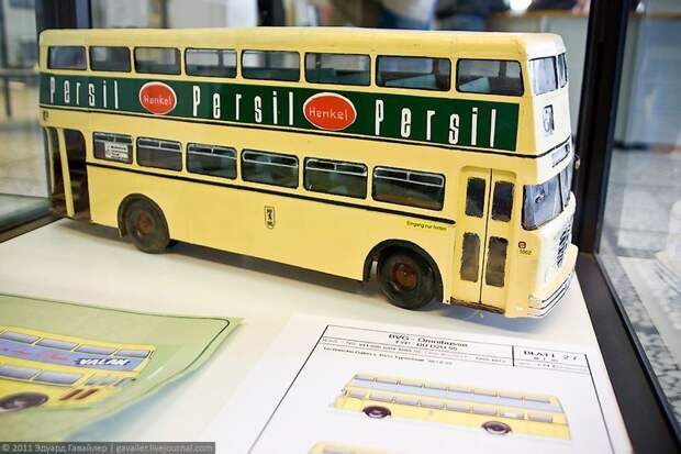 Потихоньку стала появляться наружная реклама на транспорте.